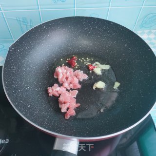 韭菜木耳炒肉步骤3