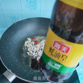 韭菜木耳炒肉步骤5