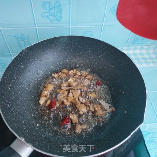 韭菜木耳炒肉步骤7