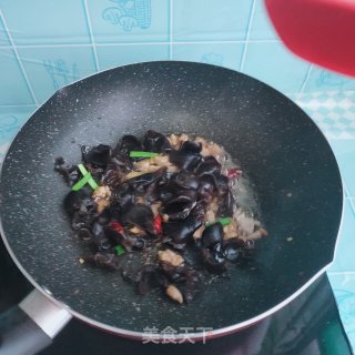 韭菜木耳炒肉步骤8