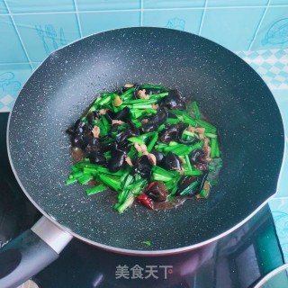 韭菜木耳炒肉步骤12