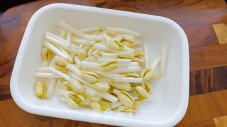 快手小炒——肉炒花生芽步骤3