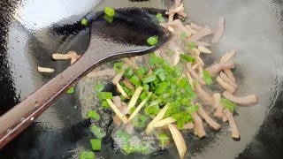 快手小炒——肉炒花生芽步骤7