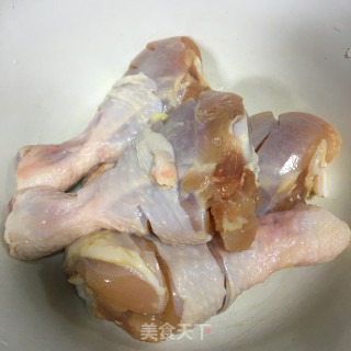 板栗菌菇烧鸡腿步骤1