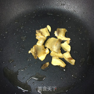 油渣炒凉薯步骤3