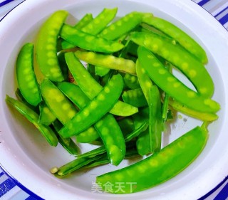 荷兰豆胡萝卜木耳炒蛋步骤3