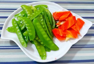 荷兰豆胡萝卜木耳炒蛋步骤4