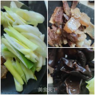 腊肉黑木耳炒大葱步骤1 腊肉黑木耳炒大葱步骤1