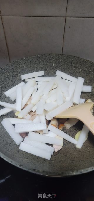 烧肉焖白萝卜步骤5