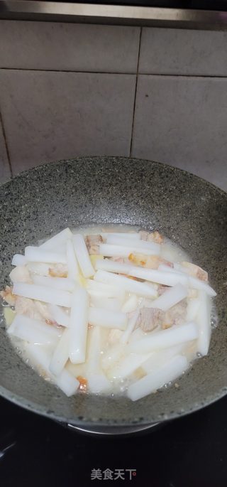 烧肉焖白萝卜步骤7