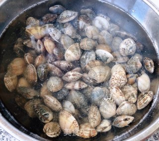 蒜蓉辣炒花甲步骤2