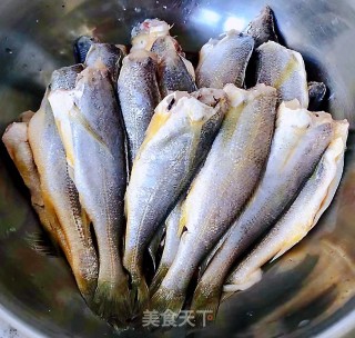 香酥蝴蝶黄花鱼步骤1