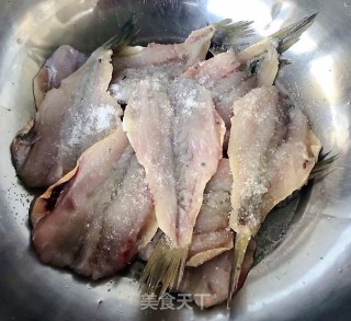 香酥蝴蝶黄花鱼步骤3