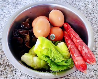 腊肠儿菜木耳炒蛋步骤1