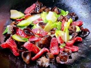 腊肠儿菜木耳炒蛋步骤8