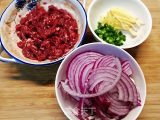 3分钟快手菜，洋葱爆炒牛肉丝步骤2