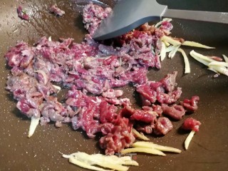 3分钟快手菜，洋葱爆炒牛肉丝步骤5