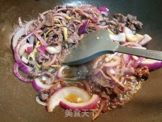 3分钟快手菜，洋葱爆炒牛肉丝步骤6