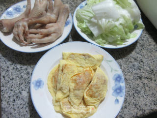 蛋饺大白菜鸡爪煲步骤1 蛋饺大白菜鸡爪煲步骤1