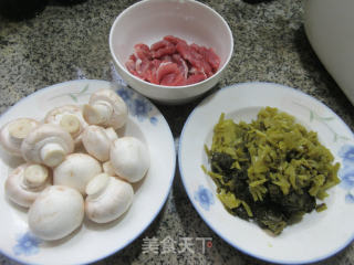 猪肉咸菜炒蘑菇步骤1 猪肉咸菜炒蘑菇步骤1