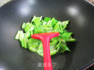 鸭肝炒青椒步骤5