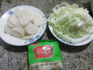 包心鱼卷大白菜炒年糕步骤1