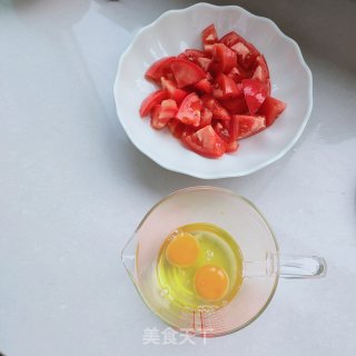 鸡蛋蒜薹炒西红柿步骤1