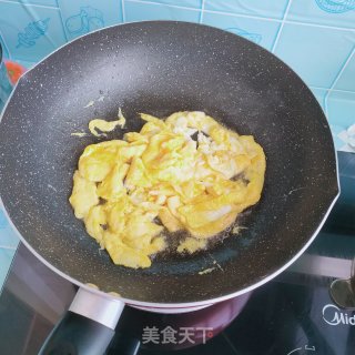 鸡蛋蒜薹炒西红柿步骤3