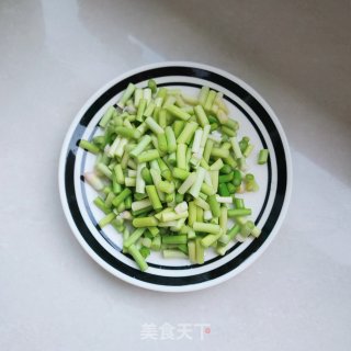 鸡蛋蒜薹炒西红柿步骤2