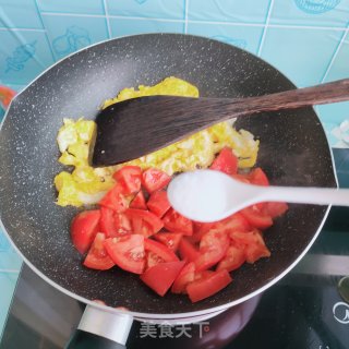 鸡蛋蒜薹炒西红柿步骤5