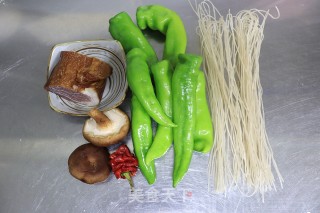 腊肉辣椒炒粉条步骤1