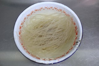 腊肉辣椒炒粉条步骤3