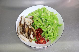 腊肉辣椒炒粉条步骤4