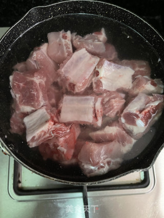 鹿茸菇焖排骨步骤1