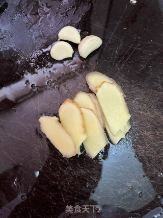 鹿茸菇焖排骨步骤2