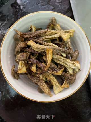 鹿茸菇焖排骨步骤3