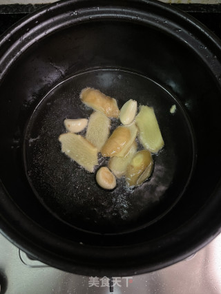 鹿茸菇焖排骨步骤4