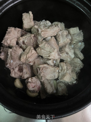 鹿茸菇焖排骨步骤5