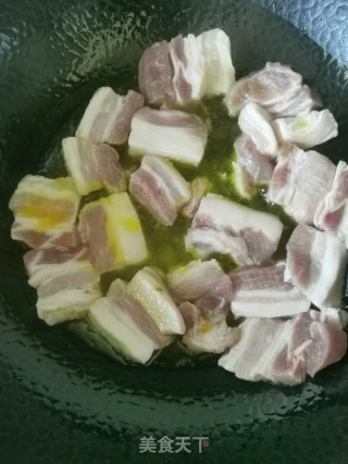 五花肉烧鸡翅根步骤3