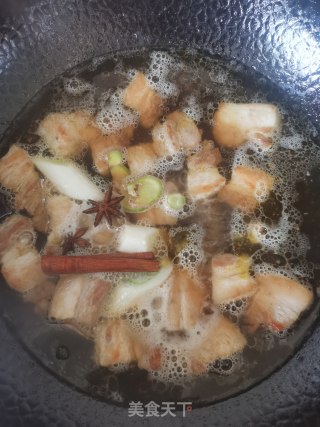 五花肉烧鸡翅根步骤6