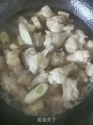 五花肉烧鸡翅根步骤7