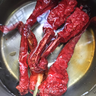 辣皮子炖鸡翅步骤1