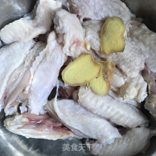 辣皮子炖鸡翅步骤2