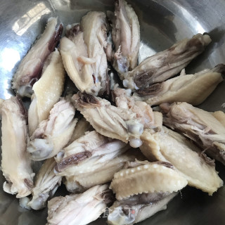 辣皮子炖鸡翅步骤3