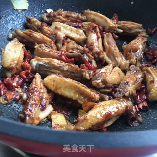 辣皮子炖鸡翅步骤7