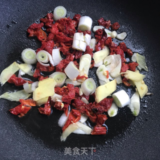 辣皮子炖鸡翅步骤5