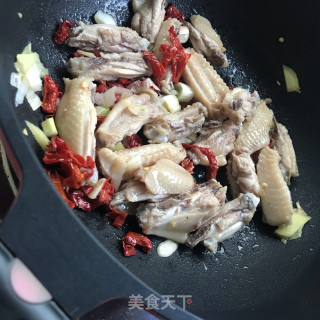 辣皮子炖鸡翅步骤6