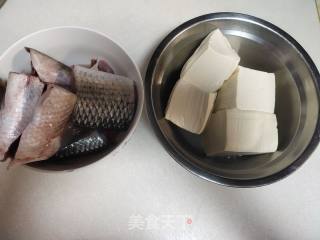 白菜豆腐炖鱼步骤2
