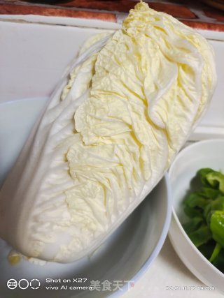 白菜豆腐炖鱼步骤1