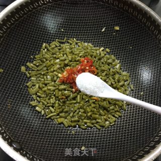 剁椒炒酸豆角步骤3